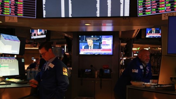 铁牛配资 特朗普施压鲍威尔遭多方批评 分析人士：特朗普若解雇鲍威尔或冲击美债