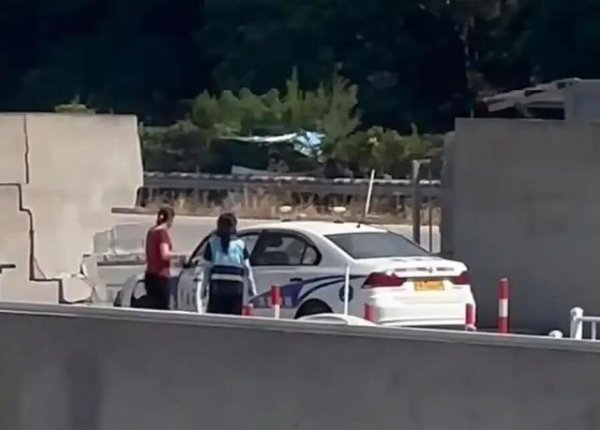 易策略 学员考科目二撞塌考场围墙