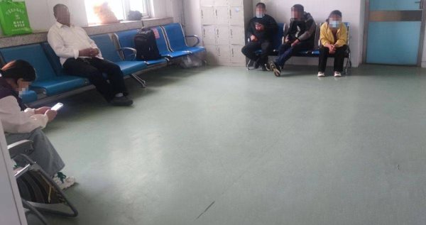 万银鼎信 留言照登｜ICU外家属休息区的陪护条件，是时候优化了